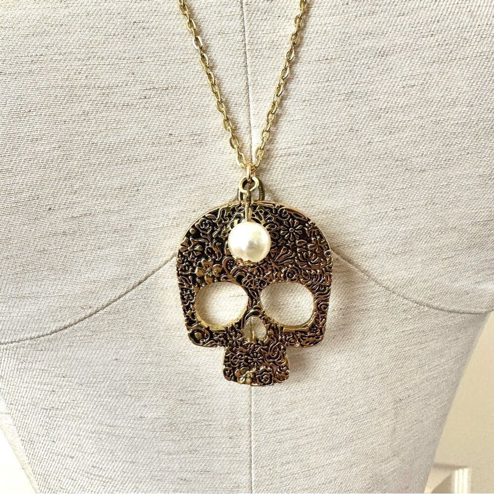 Gold tone skull faux pearl pendant necklace
